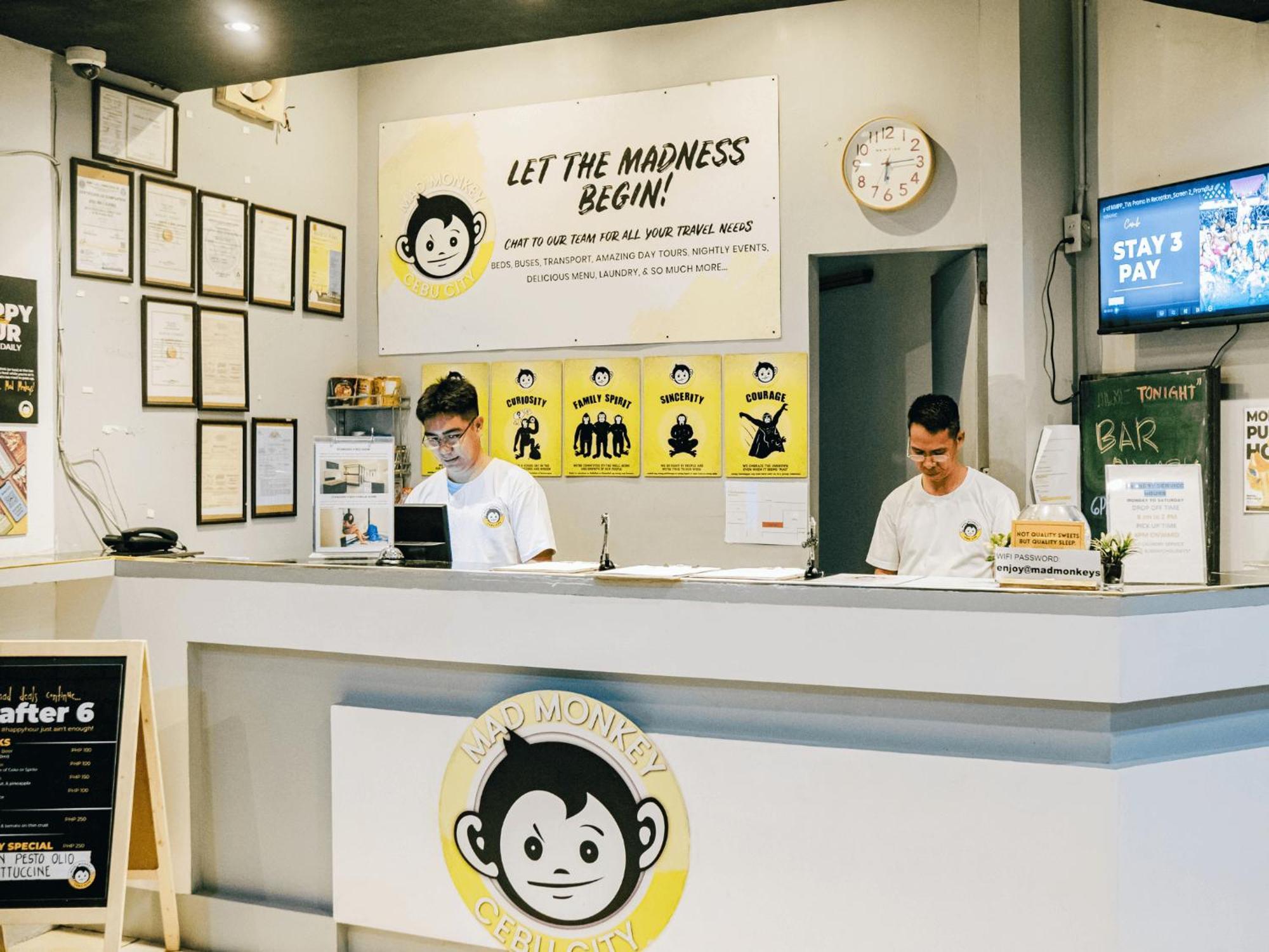 Mad Monkey Cebu City Bagian luar foto