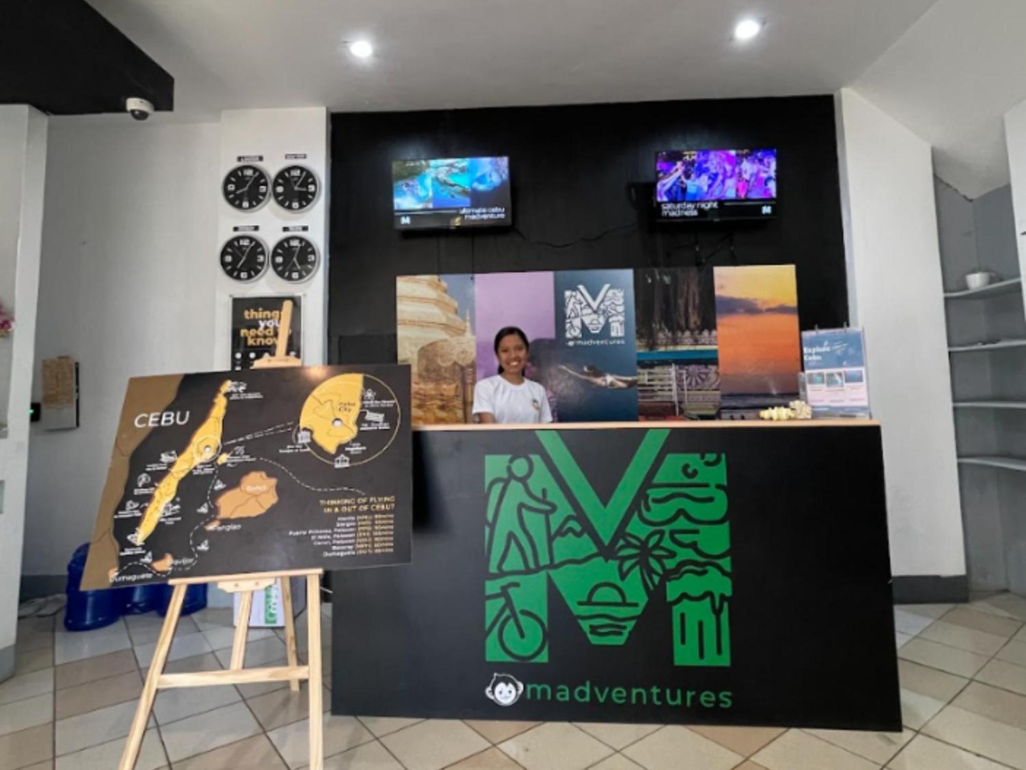 Mad Monkey Cebu City Bagian luar foto